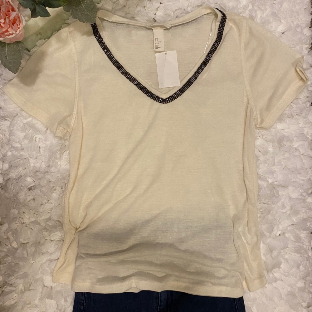 NWT. Off white shirt. Cute with a pair of jeans.